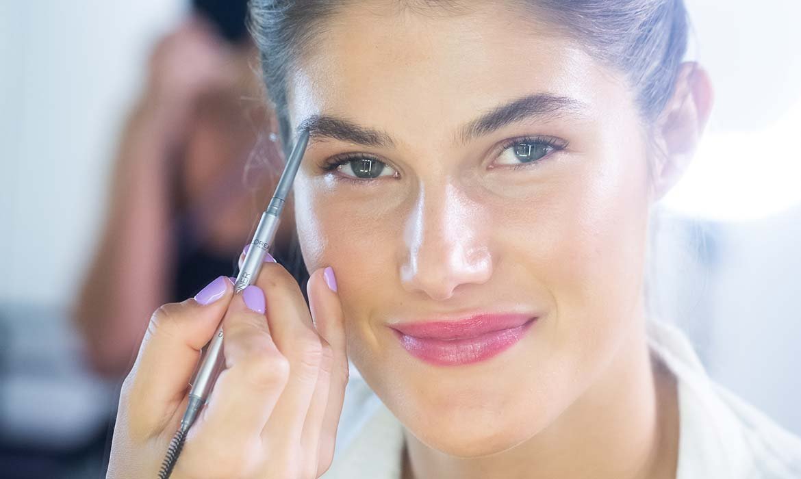 ¿Una lección de maquillaje Fashion Week que nos hemos llevado? Las cejas van a cobrar un papel muy protagonista. Dales la presencia que se merecen con el lápiz Skinny Definer de L’Oréal Paris.